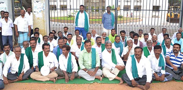 ನಾಲೆಗೆ ನೀರುಹರಿಸಲು ಆಗ್ರಹಿಸಿ ರೈತರ ಪ್ರತಿಭಟನೆ